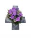Kríž s umelým kvetom vo fialovej farbe, 40 x 26 x 17 cm